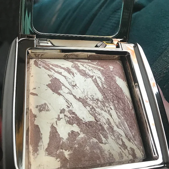 Hourglass Ambient Lighting Bronzer - Diffused Bronze Light - Picture 2 of 5